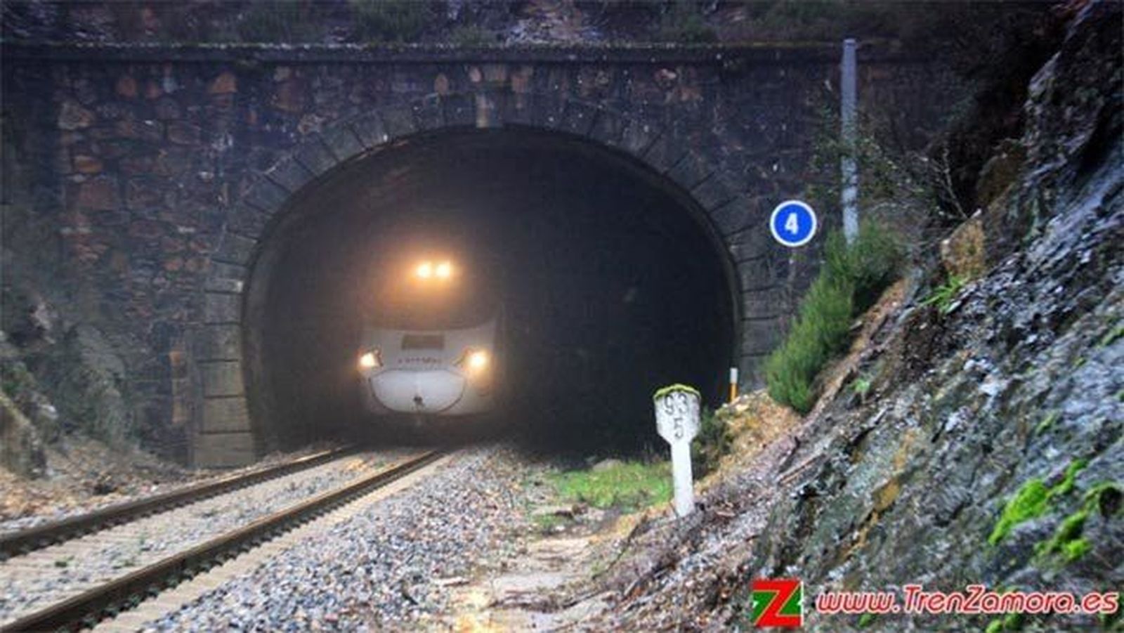 El tren de la línea Coruña-Zamora arrolla a un viandante en Robledo de Sanabria