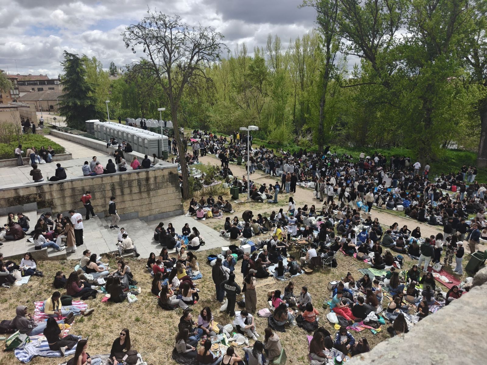Un multitudinario Lunes de Aguas en Salamanca llena la ribera del Tormes