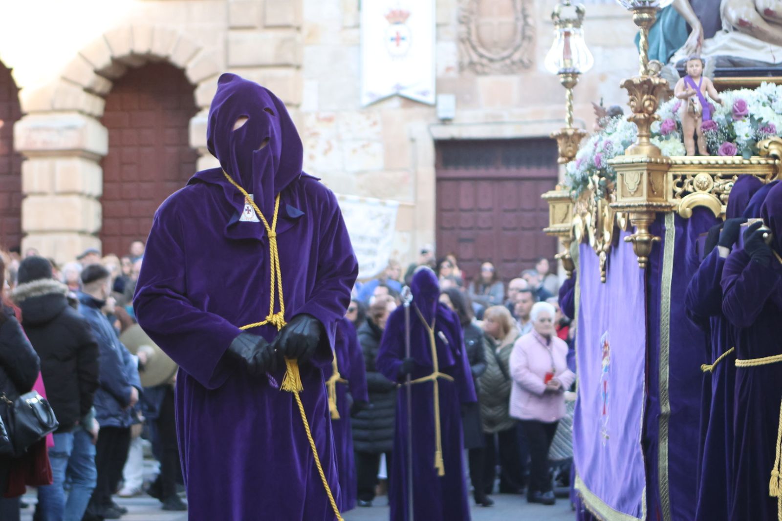 Jesús Rescatado procesiona en Salamanca con su nueva túnica y la atenta mirada de cientos de fieles