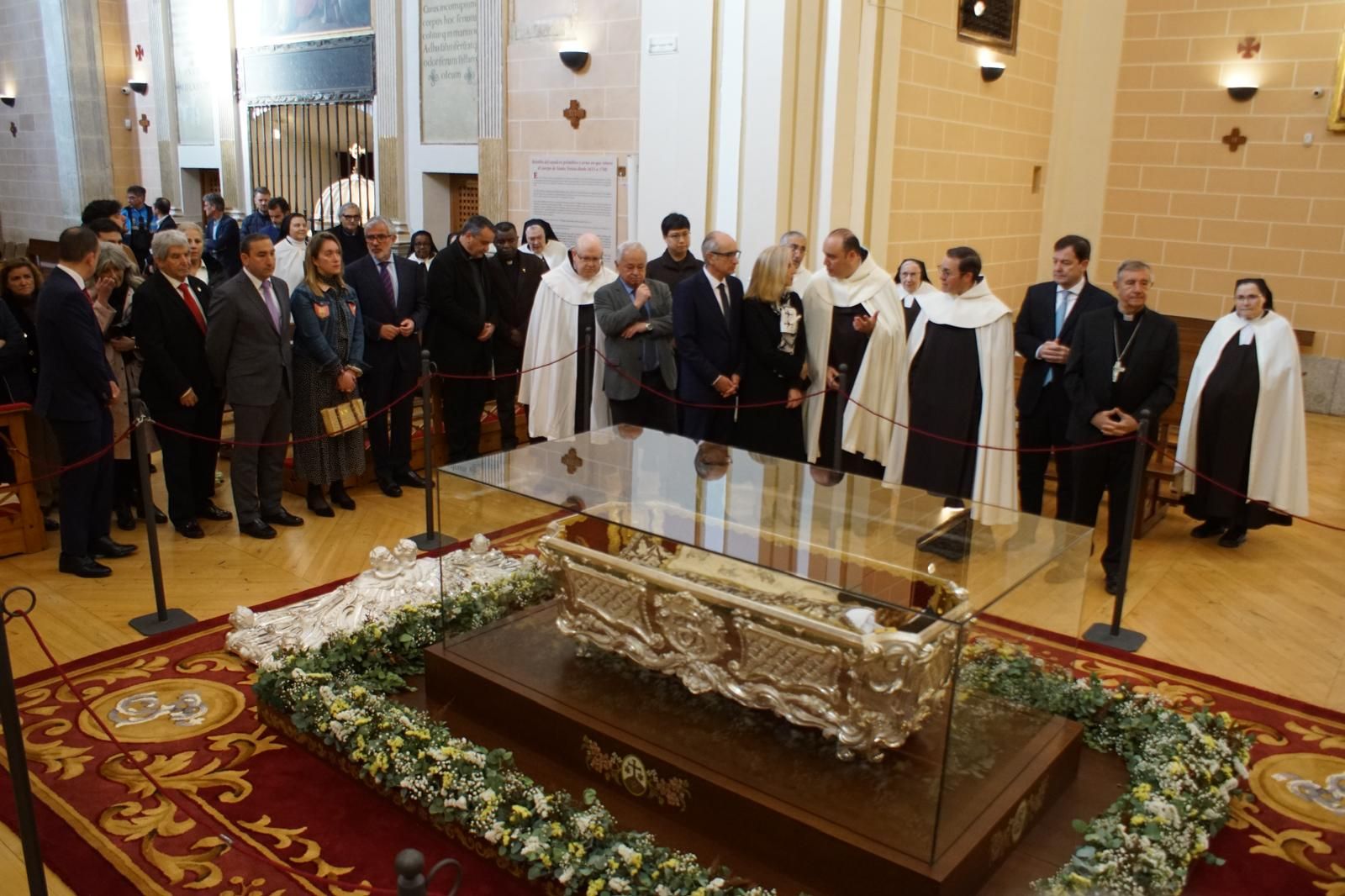 apertura-de-la-basilica-de-la-anunciacion-para-venerar-el-cuerpo-de-santa-teresa-en-alba-de-tormes-fotos-juanes-28