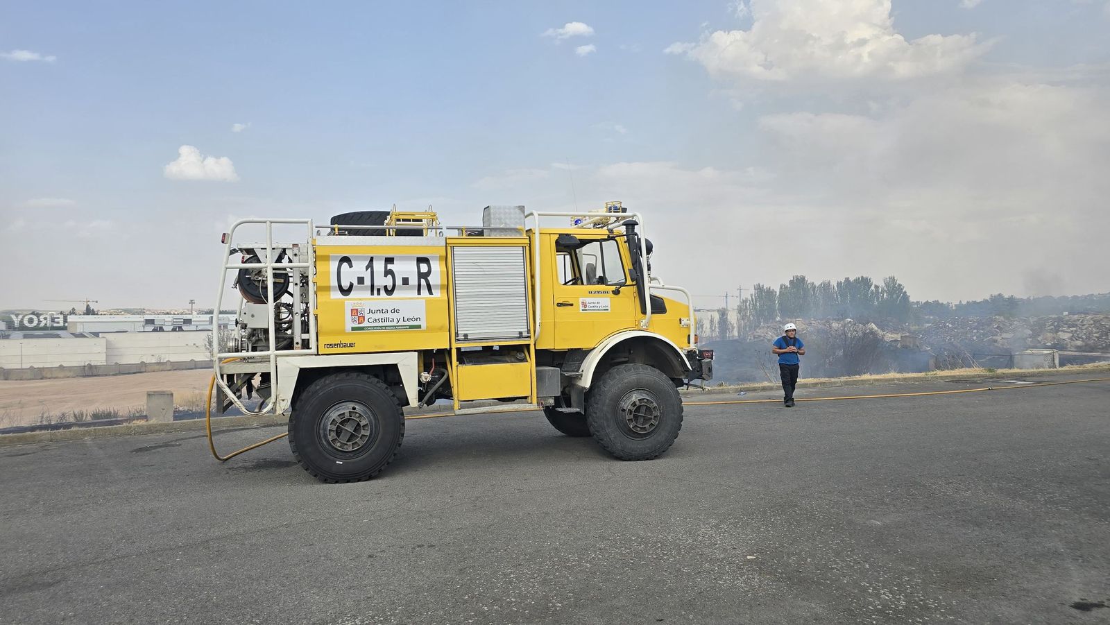 Los bomberos sofocan un gran incendio en el Polígono Industrial de Los Montalvos