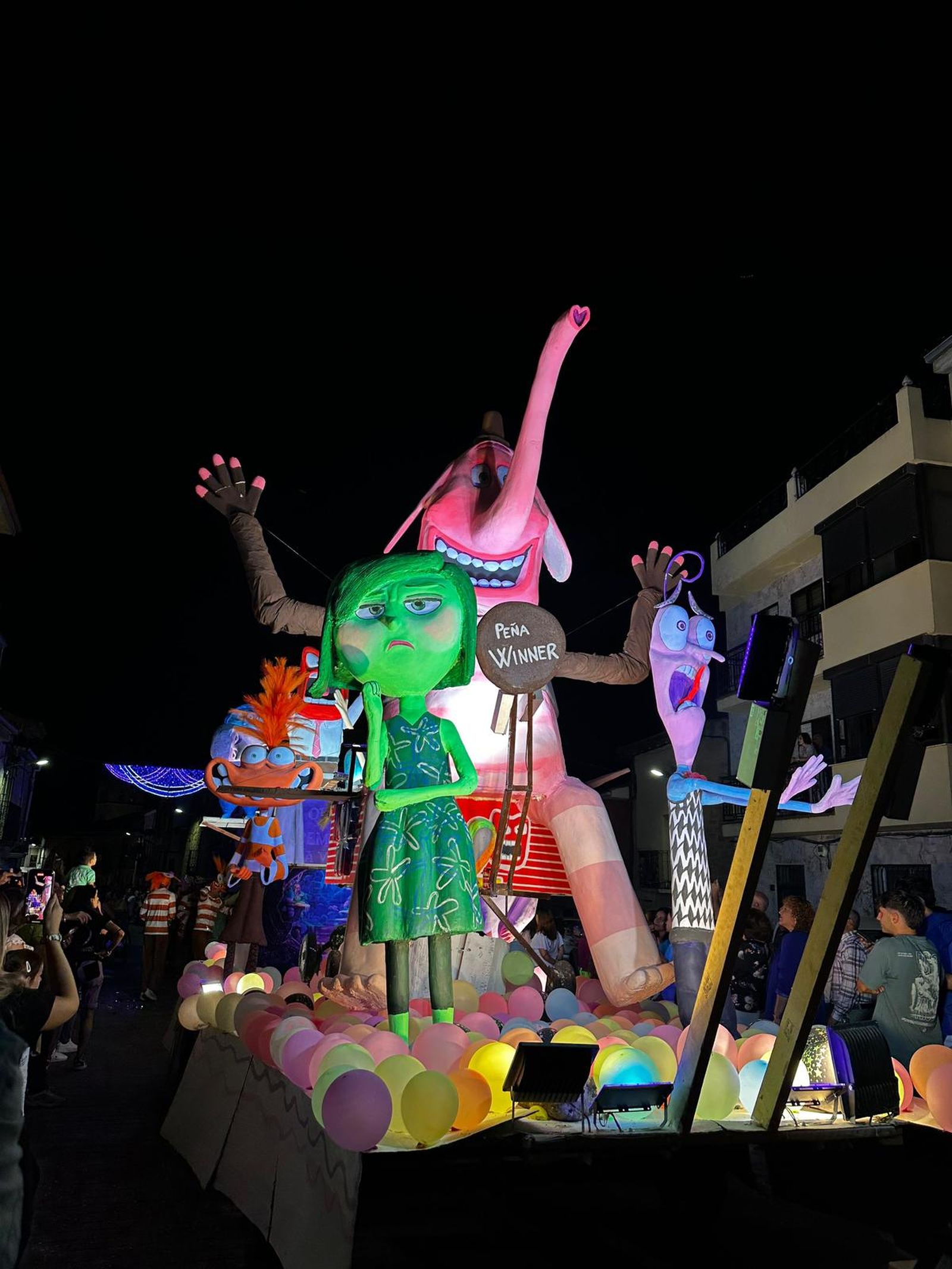El desfile de carrozas de Aldeadávila vuelve a llenar de luz y color las calles en sus fiestas