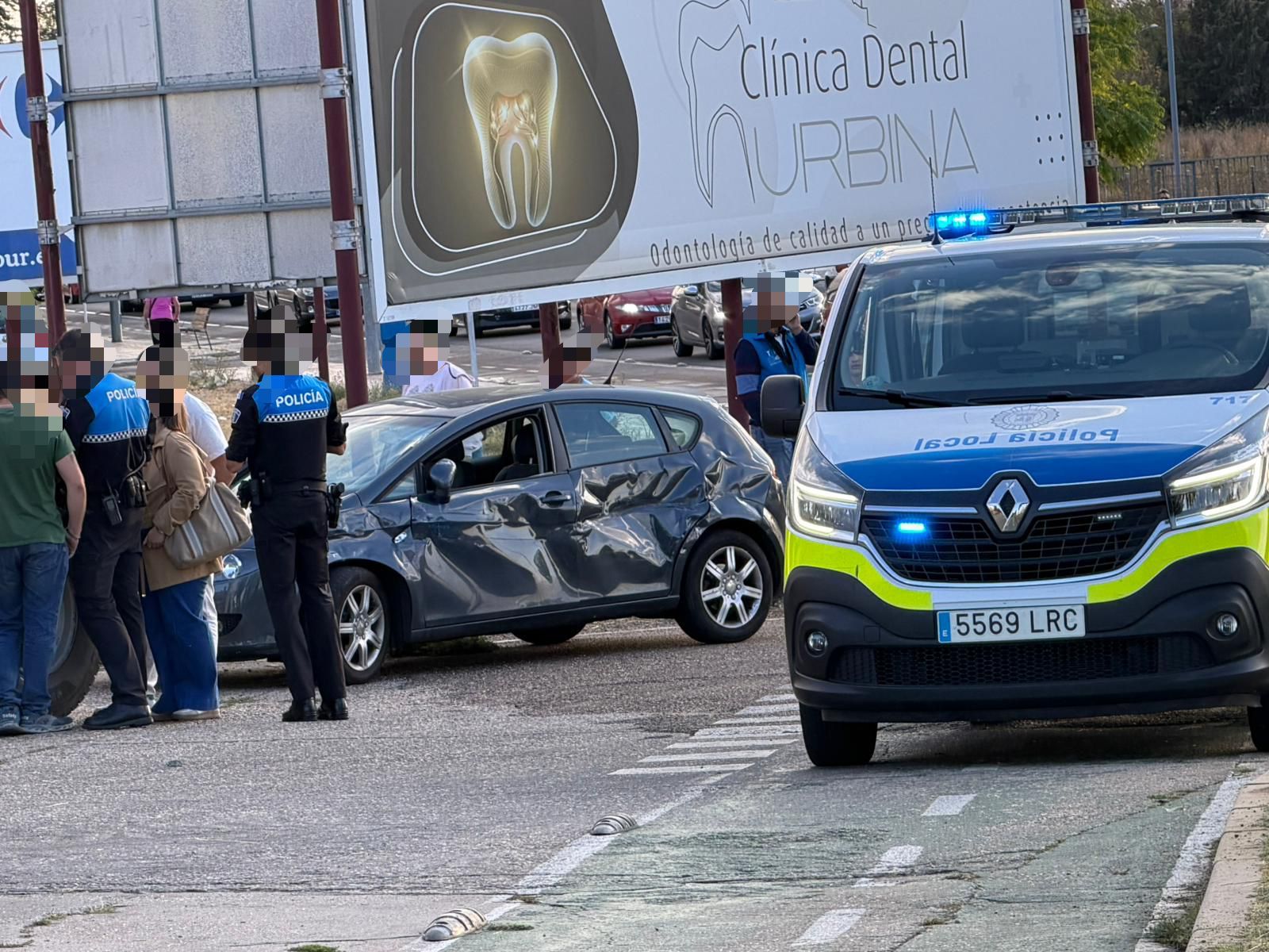 Colisión entre un turismo y un camión en el Polígono de los Villares
