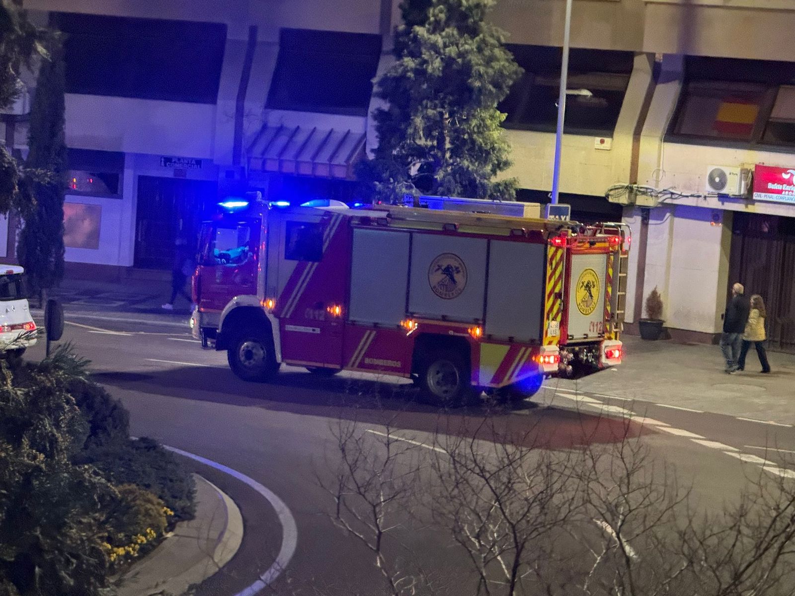 Un camión de bomberos regresando de la comprobación de gas en el paseo del Rector Esperabé. Foto S24H