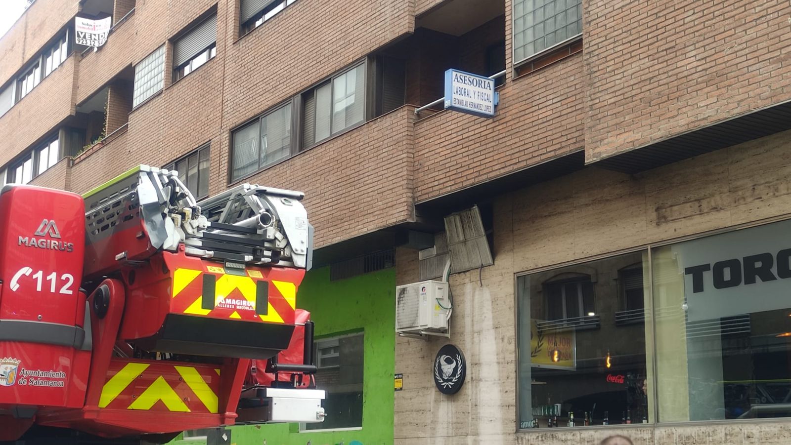 bomberos-y-policia-local-en-la-calle-fernando-de-la-pena-1