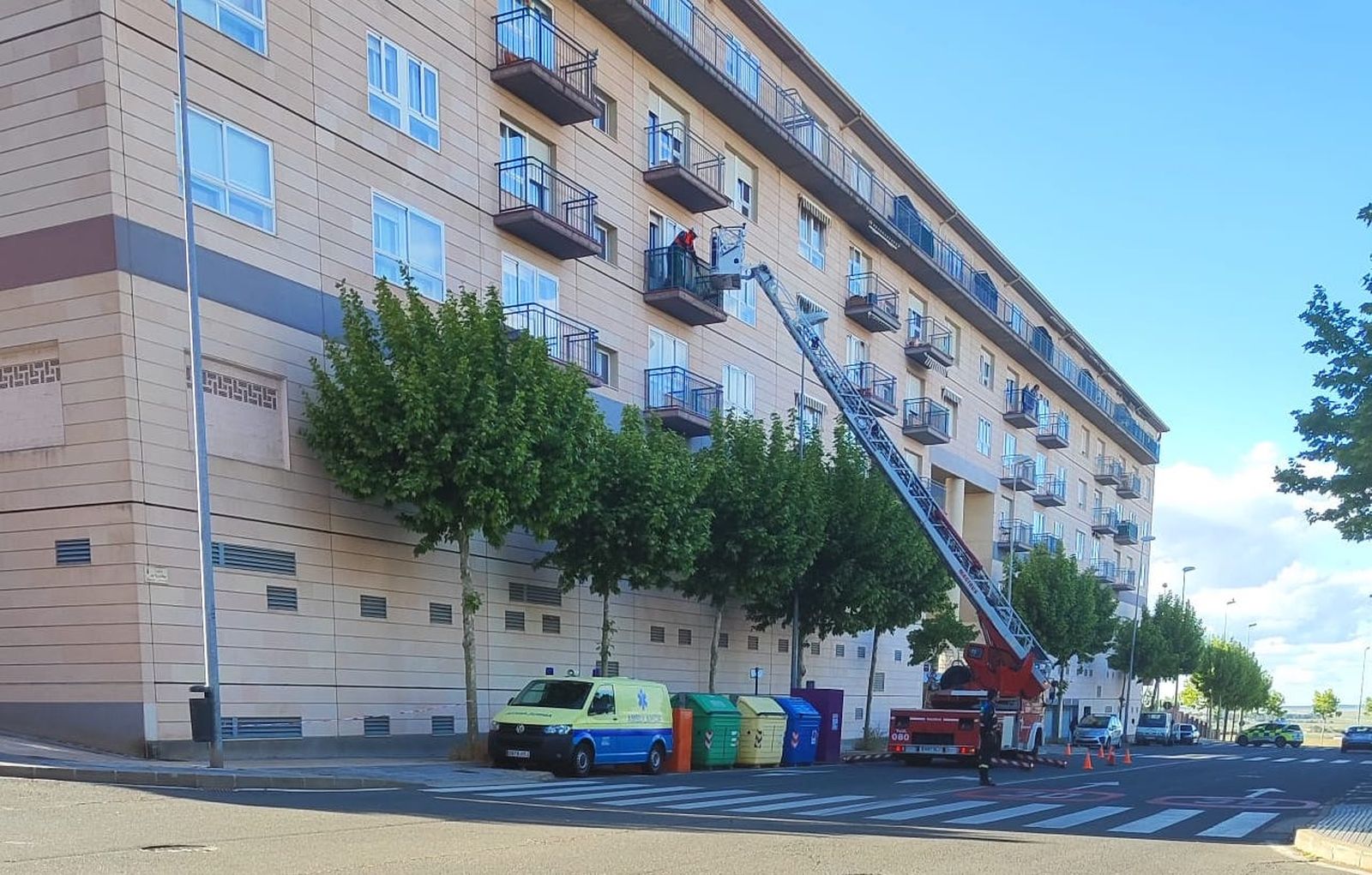 Bomberos en la calle Bachiller Sansón Carrasco
