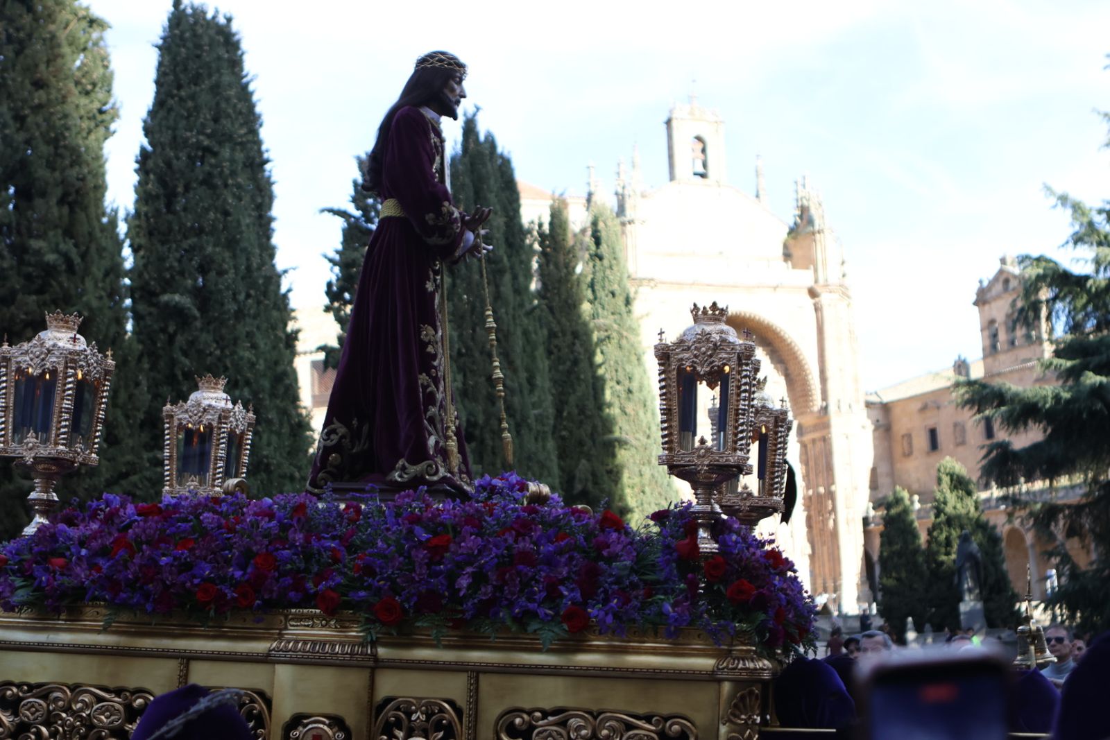 Jesús Rescatado procesiona en Salamanca con su nueva túnica y la atenta mirada de cientos de fieles