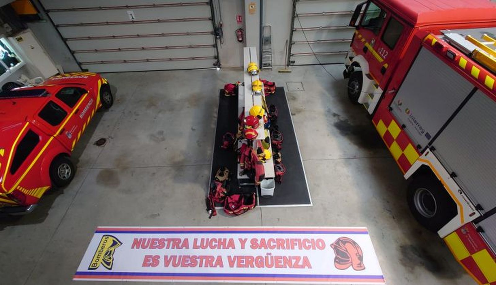 Pancartas de protesta en el parque de bomberos de Villares (2)