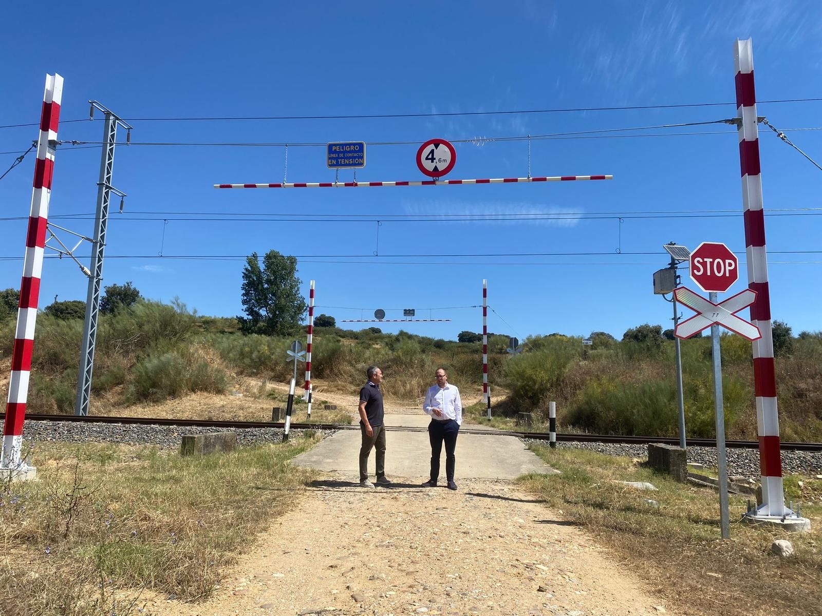 Ciudad Rodrigo renueva la señalización en los pasos a nivel para mejorar la seguridad