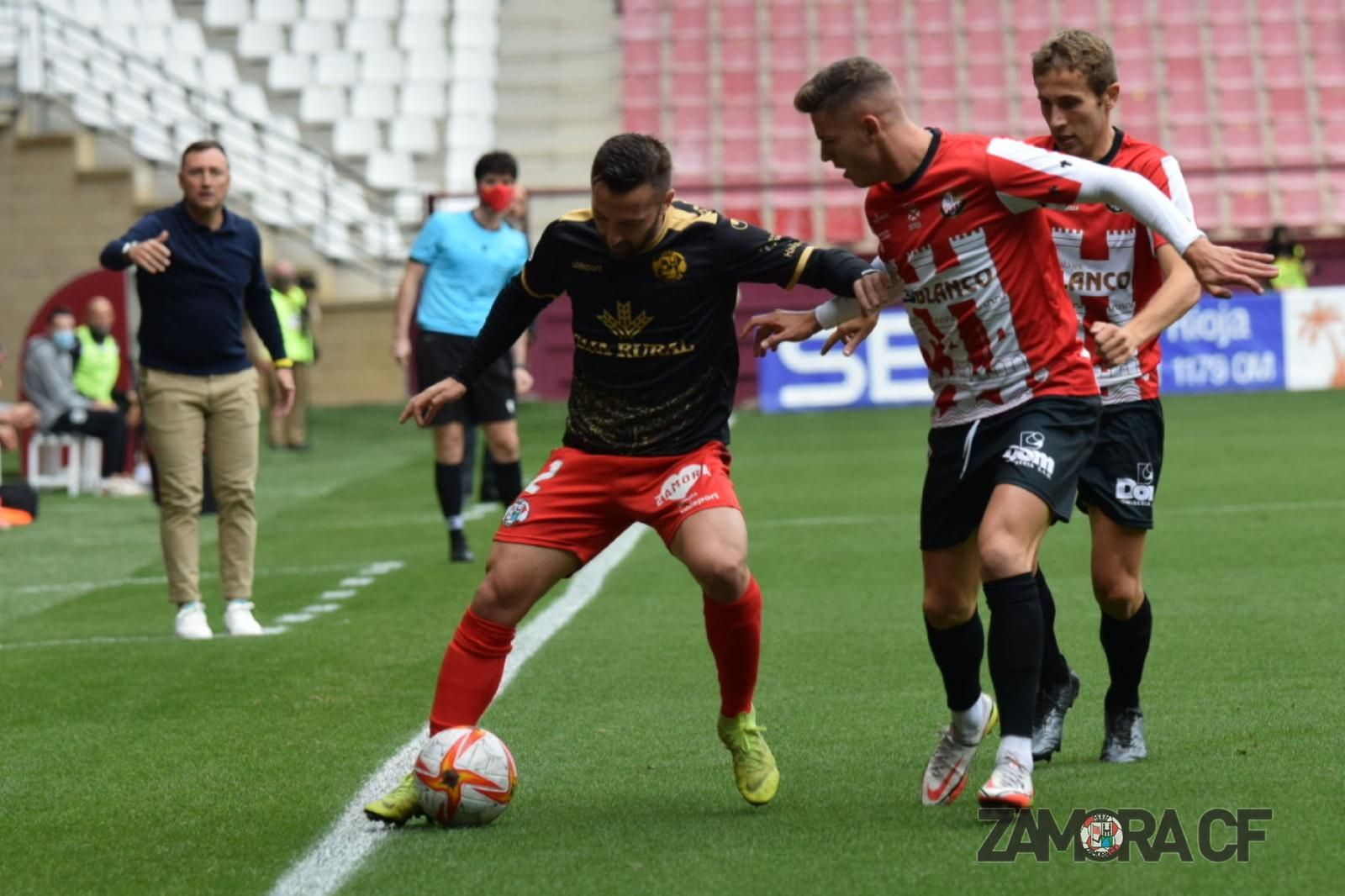 Carlos Parra  en un partido con el Zamora CF trata de irse de un defensor. Archivo.