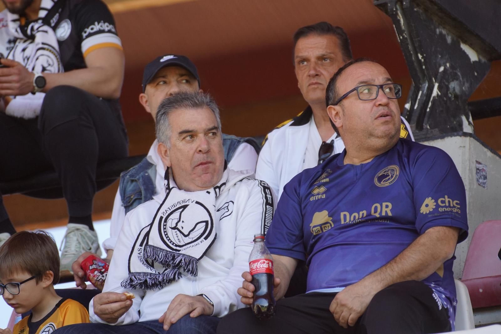 Gran ambiente en la grada para ver el partido entre Zamora - Unionistas en el Estadio Ruta de la Plata