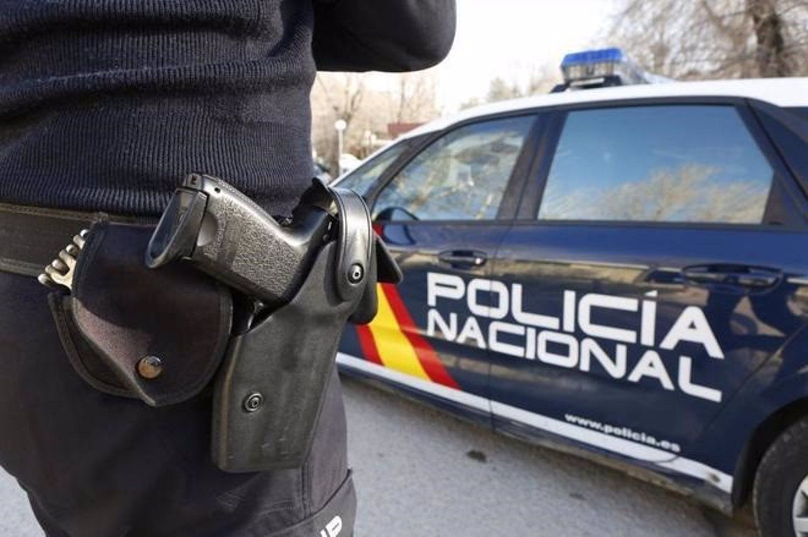 Archivo - Imagen de archivo de un agente y un coche de la Policía Nacional Archivo - Imagen de archivo de un agente y un coche de la Policía Nacional