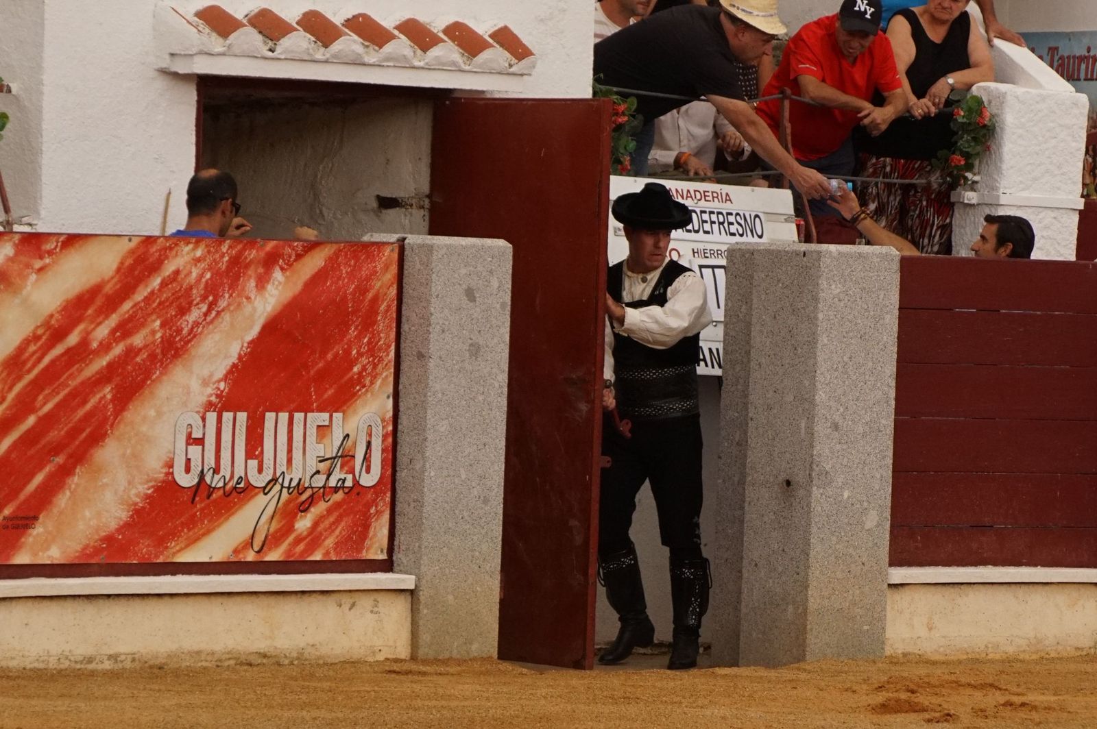 Javier Castaño se despide de Guijuelo y Damián Castaño, su hermano, e Ismael Martín salen a hombros en Guijuelo