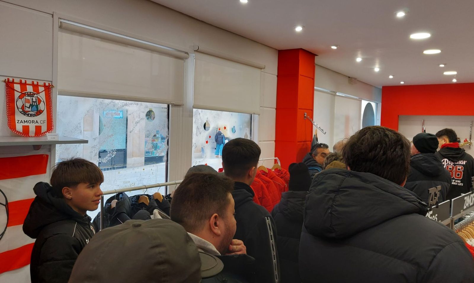 Cola en la tienda del Zamora CF para comprar entradas para Salamanca