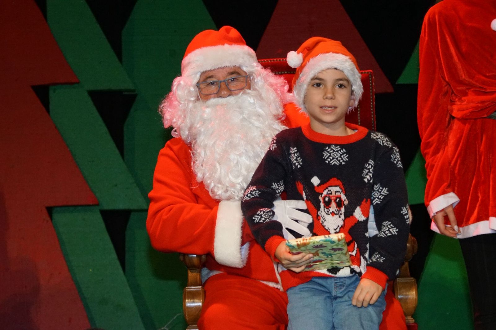 Papá Noel recorre las calles de Alba de Tormes y entrega regalos a los niños