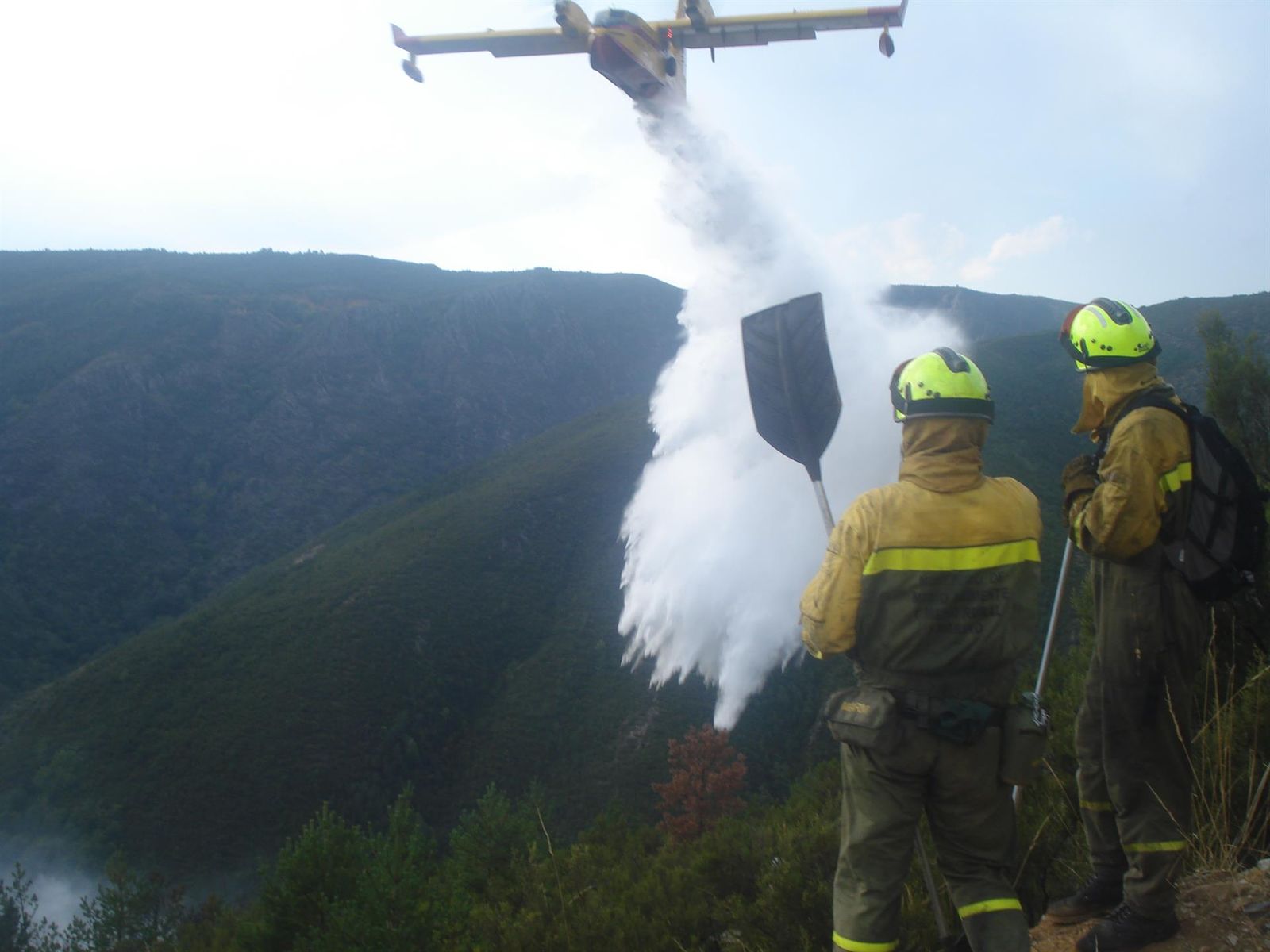 Archivo - Un avión participa en las labores de extinción de incendios. - MAGRAMA - Archivo