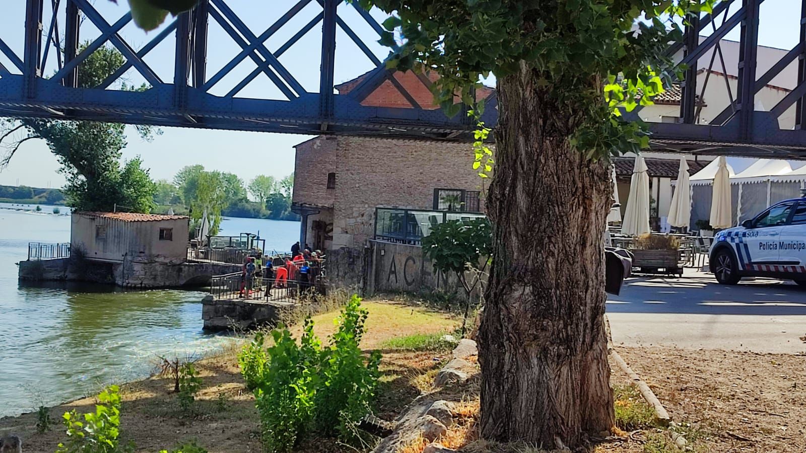 GALERÍA | Amplio despliegue de medios para rescatar a un hombre del río Duero en Zamora capital