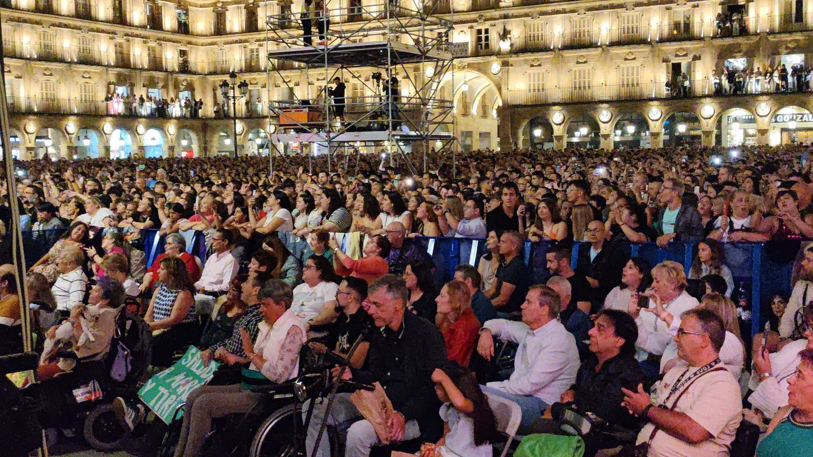 Lleno absoluto en la Plaza Mayor por el concierto de Camela