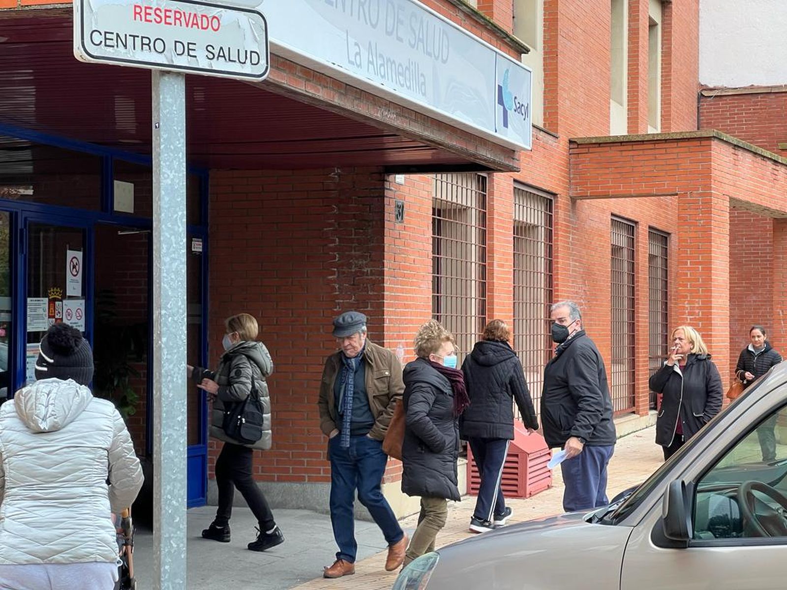 Gente a las puertas de los Centros de Salud en Salamanca con la mascarilla, tras su uso obligatorio desde este miércoles. Fotos S24H