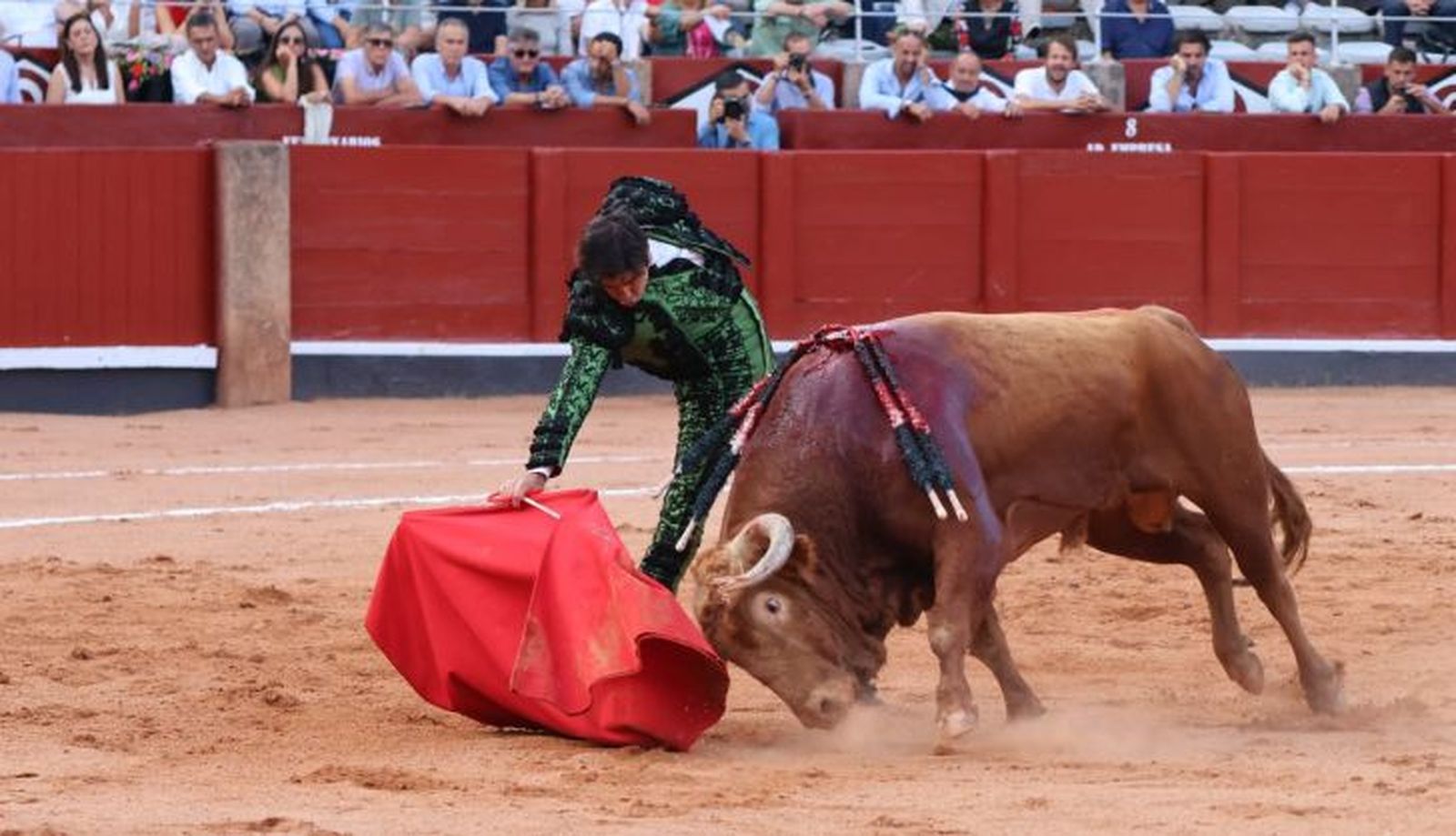 Perera y 'Madrileño', el cuarto toro de Vellosino. Foto Andrea M.