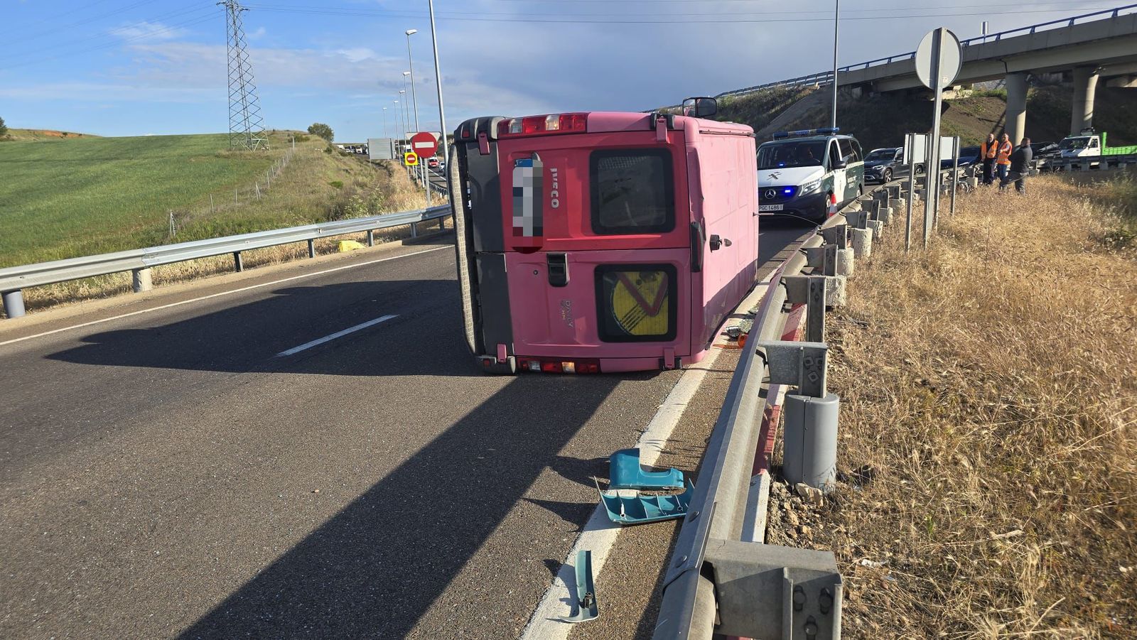 Una furgoneta vuelca en la rotonda de la CL-512 Aldeatejada