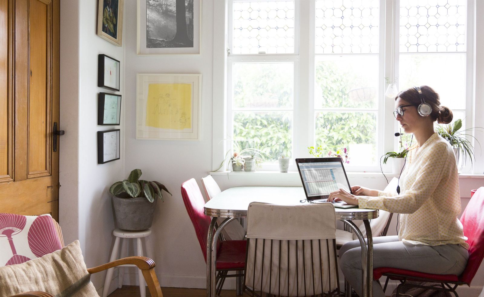Una mujer trabajando. Foto de archivo