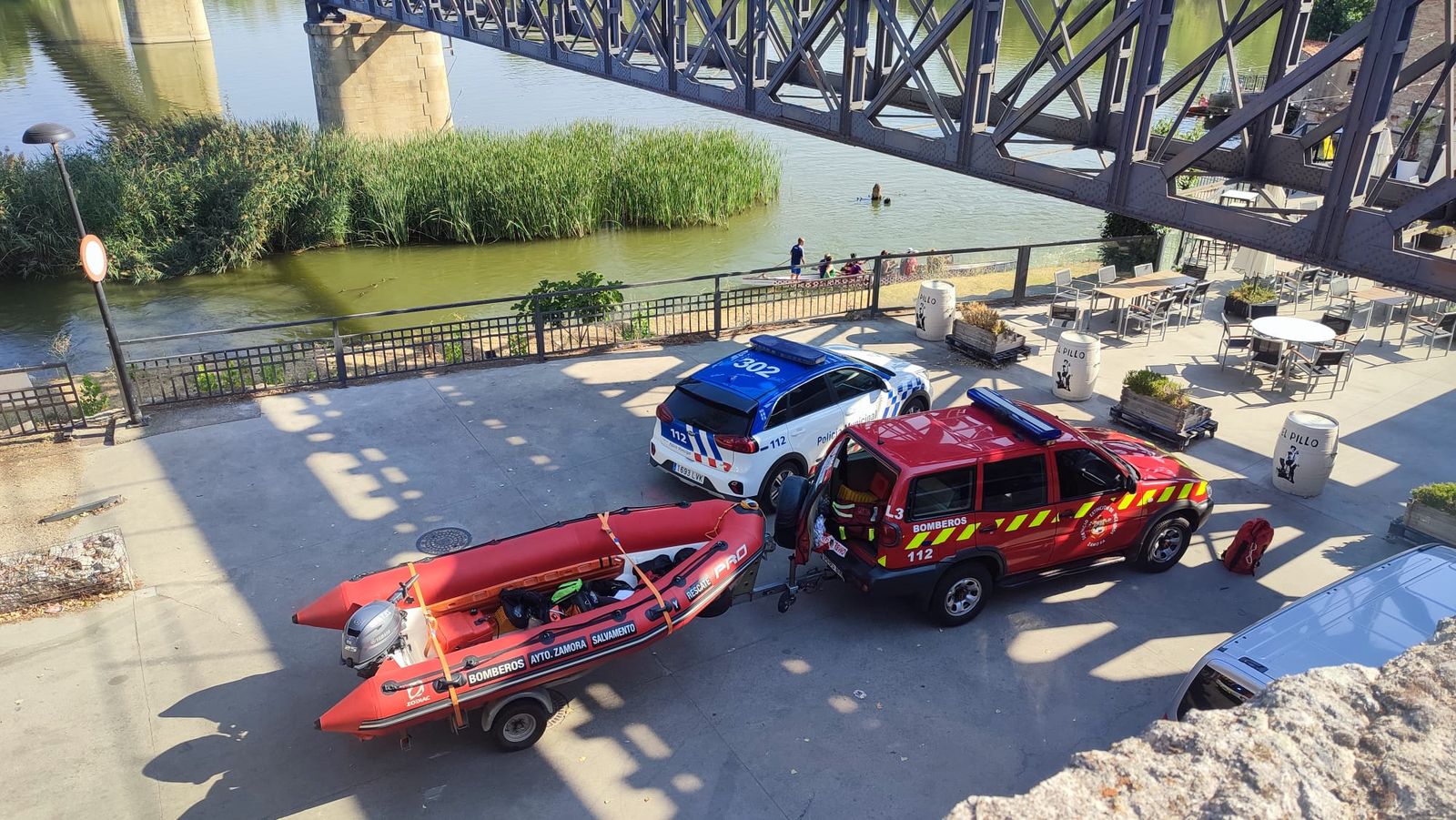 GALERÍA | Amplio despliegue de medios para rescatar a un hombre del río Duero en Zamora capital
