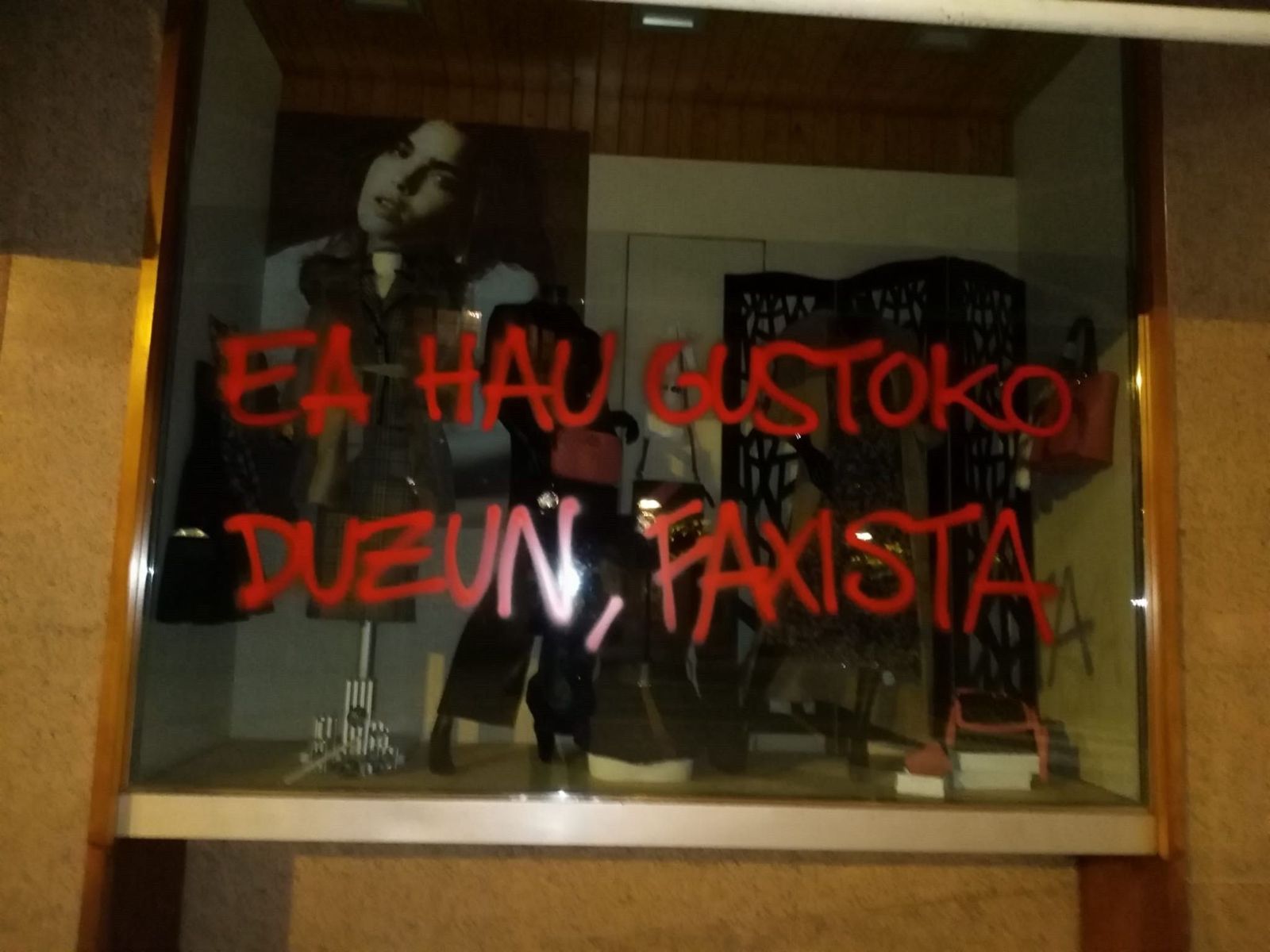 Abascal denuncia que "tres ratas encapuchadas" han apedreado y pintado el negocio de su madre y su hermana.