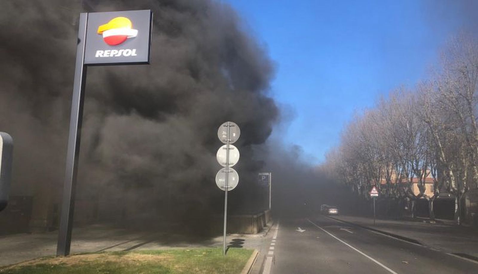 Un coche se incendia en el parking de Reyes de España. SALAMANCA24HORAS (7)