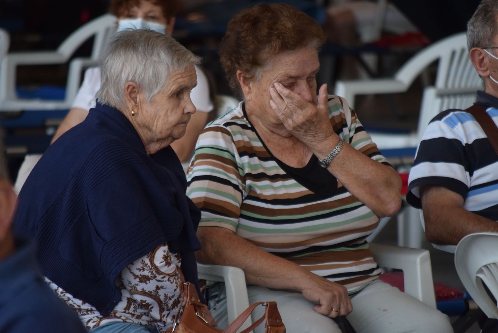 El agotamiento y cansancio de las personas desalojadas en Ifeza a la espera de poder volver a sus casas