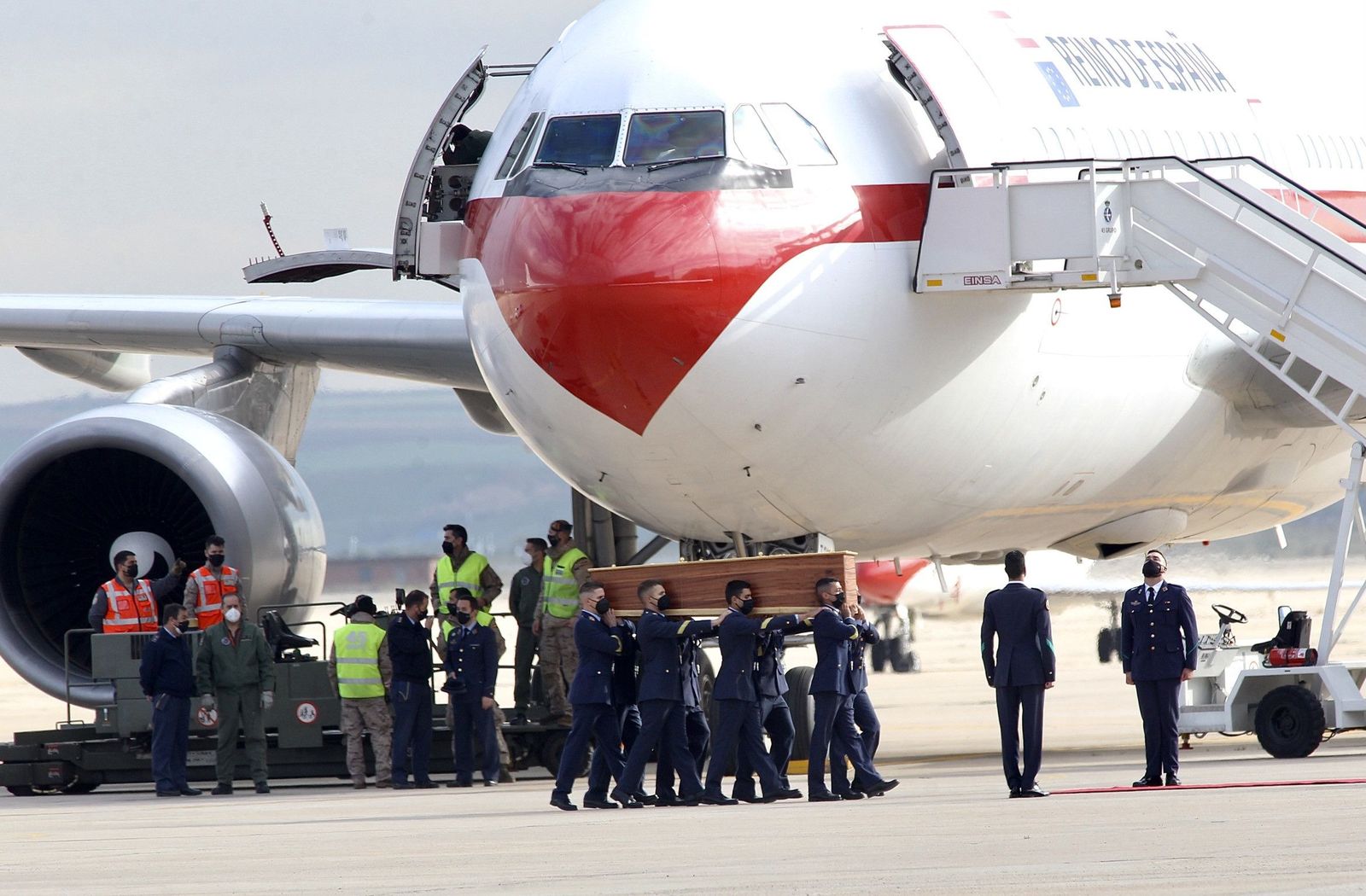 Los cuerpos de los periodistas asesinados en Burkina Faso llegan a la base aérea de Torrejón de Ardoz