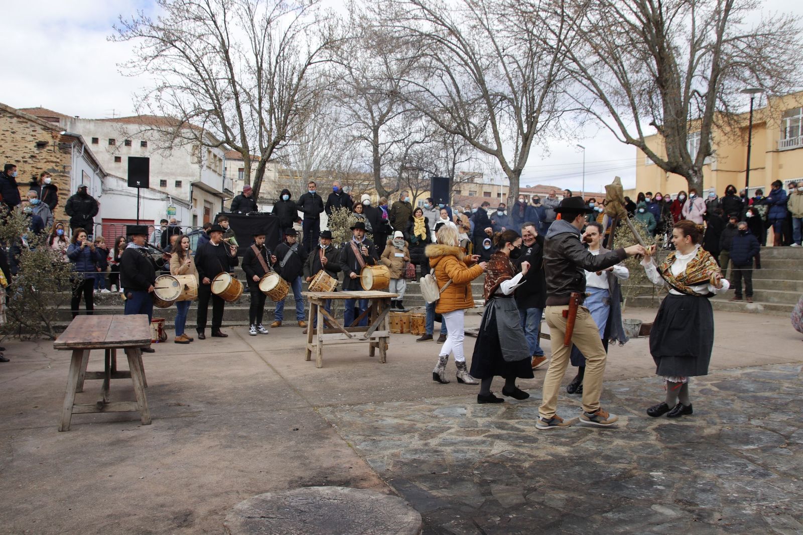 Bailando la Jota durante la matanza típica de Guijuelo | Fotos: Andrea M