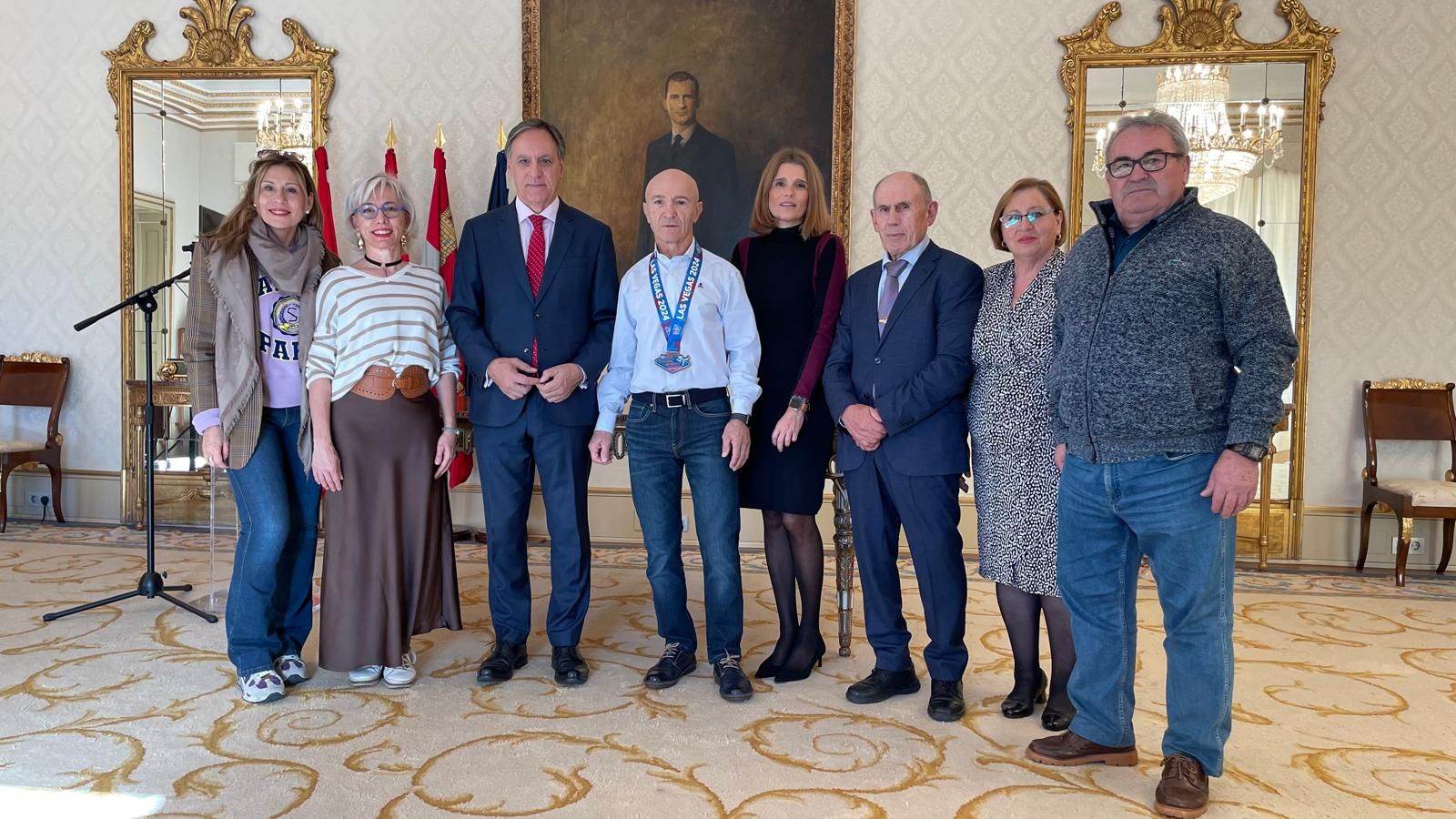 García Carbayo alaba el brillante palmarés del veterano yudoca Julio Vicente Ramos, medalla de bronce en el Campeonato del Mundo