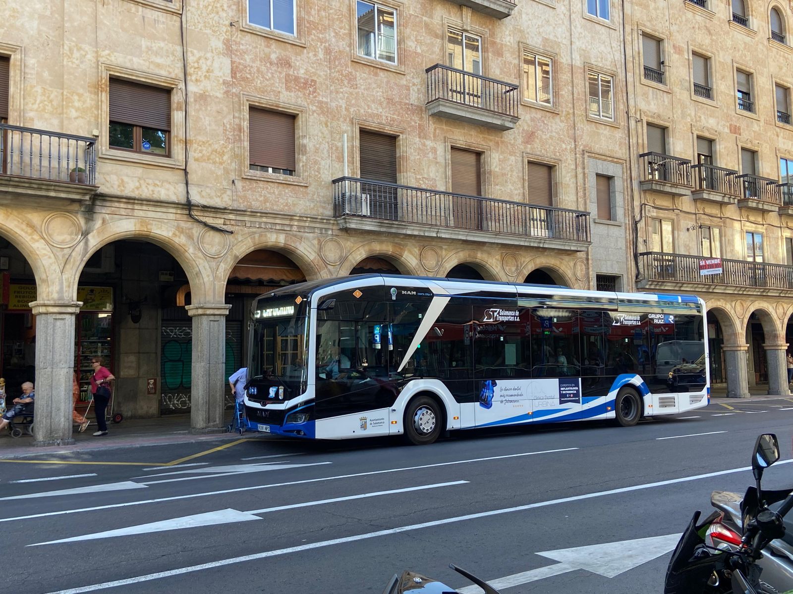 Autobús urbano en Salamanca. Foto de archivo. Autobús urbano en Salamanca. Foto de archivo.