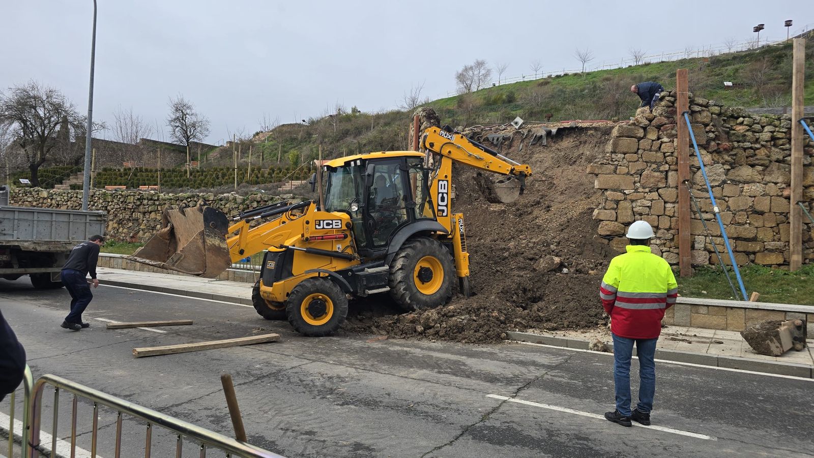 Actuación en la noria derrumbada frente a la Vaguada de la Palma