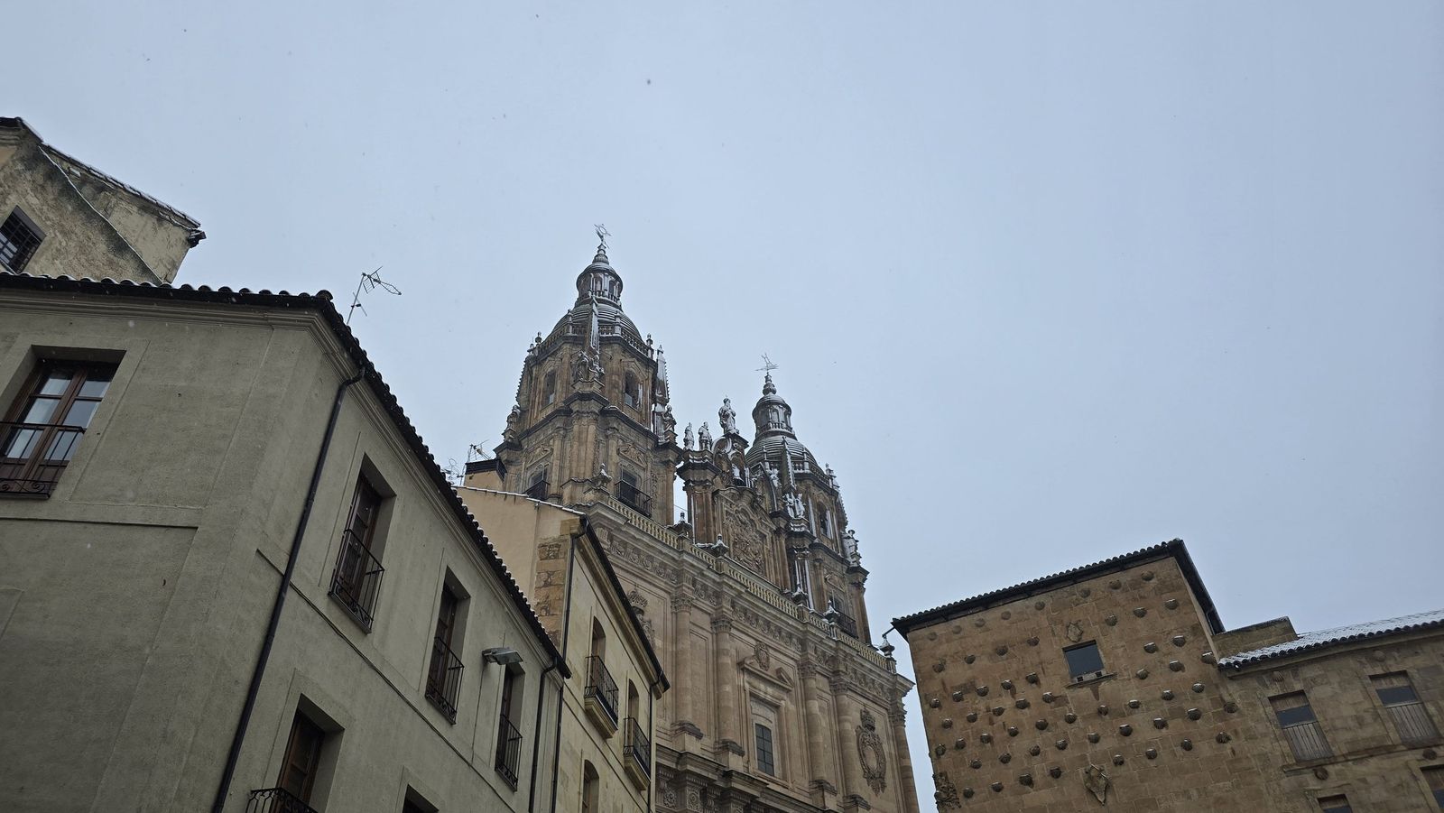 La nieve anega carreteras y tiñe de blanco Salamanca capital y provincia: imágenes de la nevada de este 28 de enero