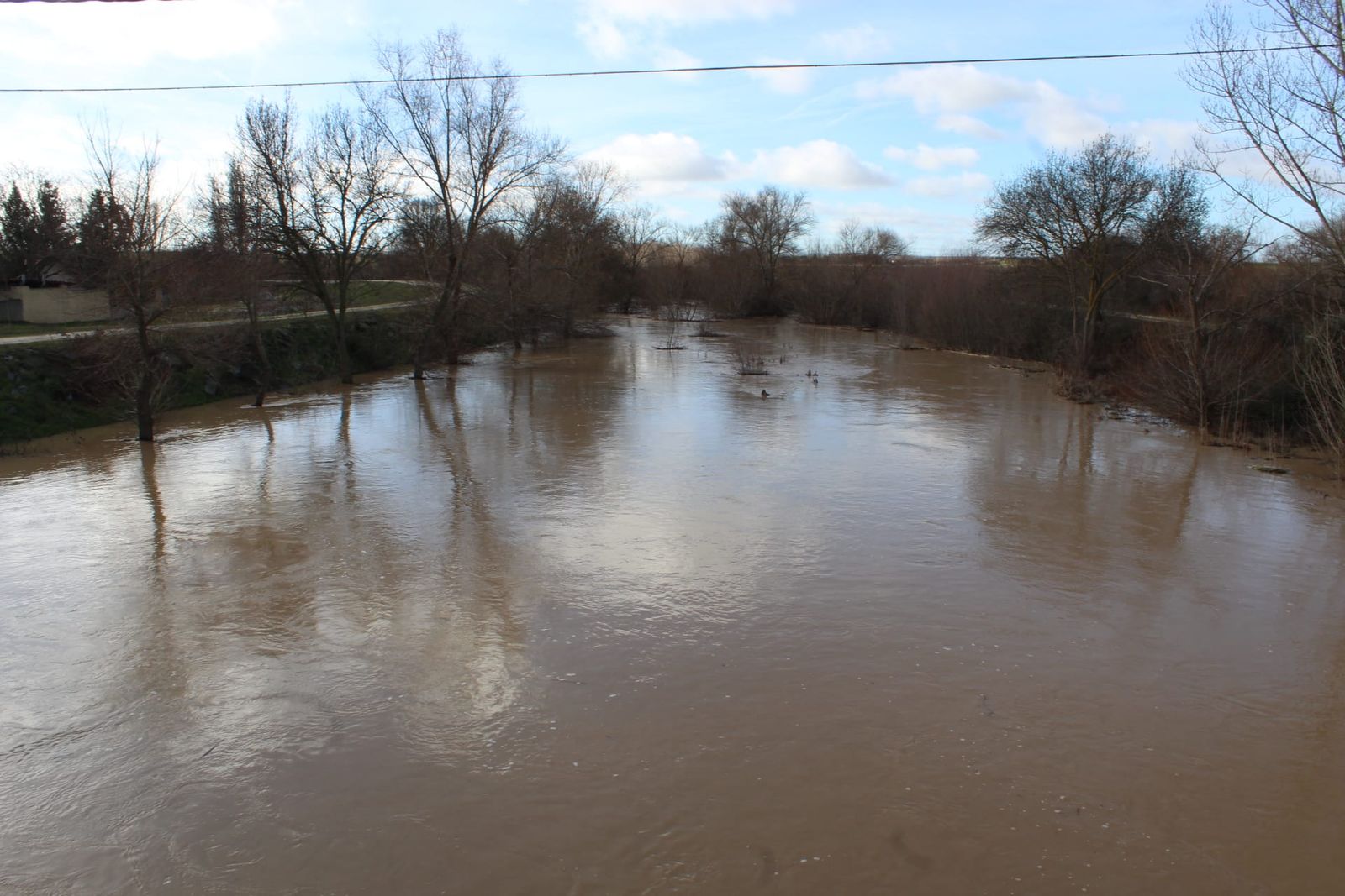 El río Almar entra en alerta, así se encuentra en Alconada (5). Foto de archivo