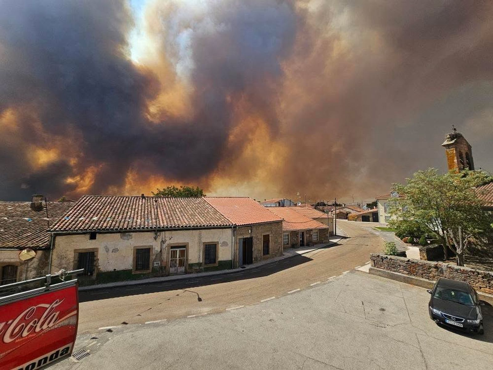 En imágenes: el incendio de Cipérez (IGR2) llega hasta Cerezal de Puertas