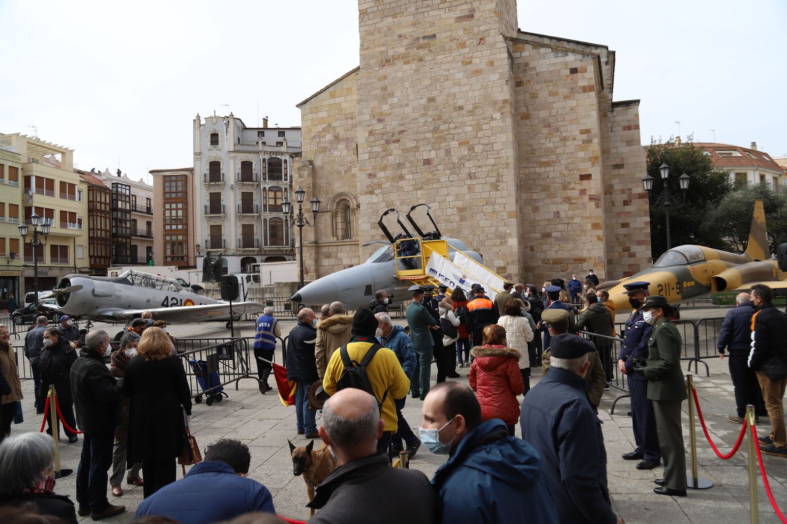 exposicion-del-ejercito-del-aire-en-la-plaza-mayor-de-zamora-foto-maria-lorenzo-18
