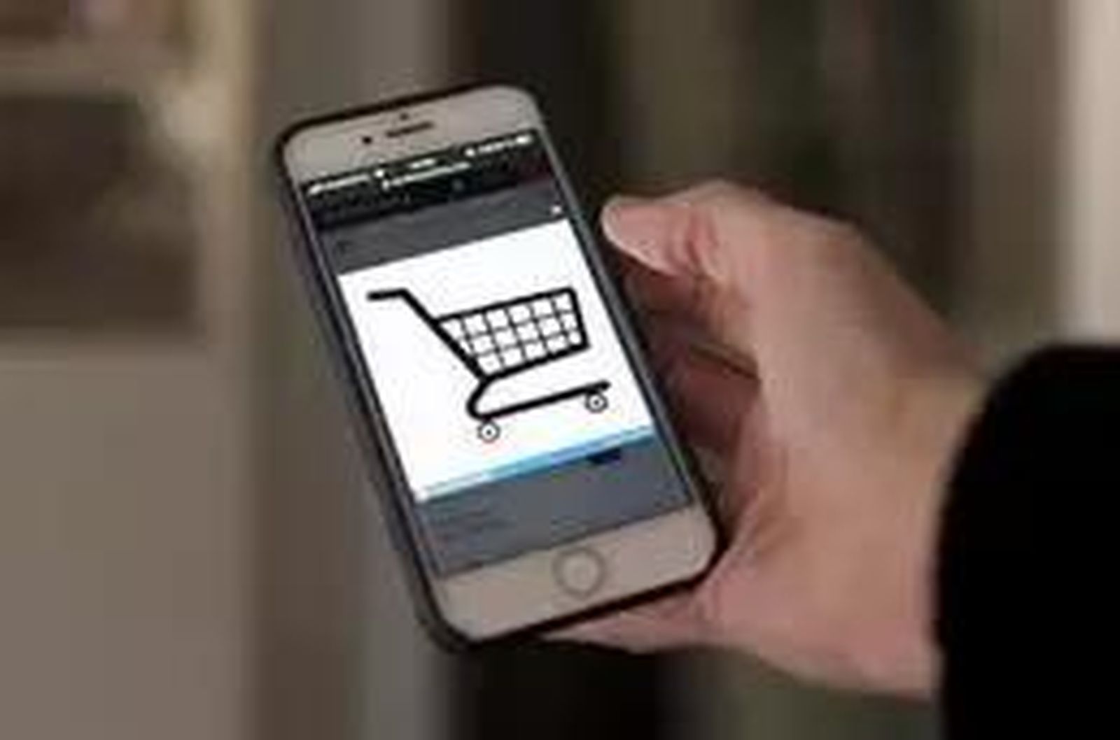 Una persona compra a través de su teléfono móvil - Alberto Ortega - Europa Press - Archivo