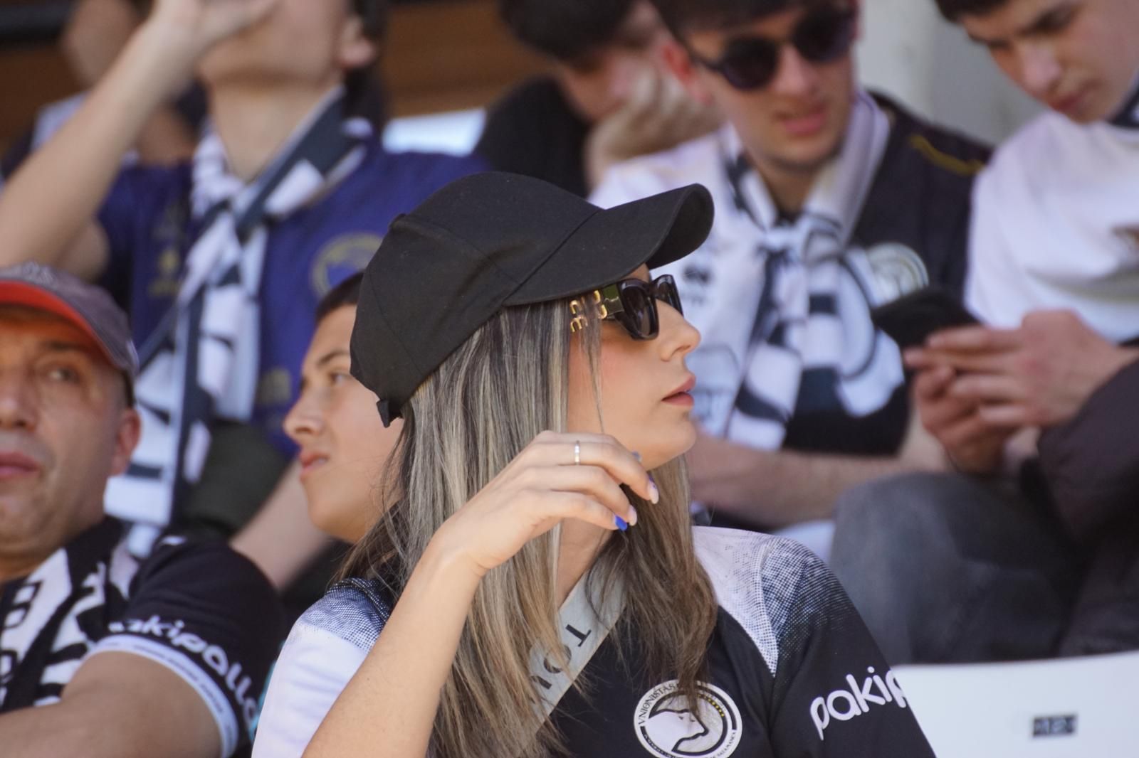 Gran ambiente en la grada para ver el partido entre Zamora - Unionistas en el Estadio Ruta de la Plata