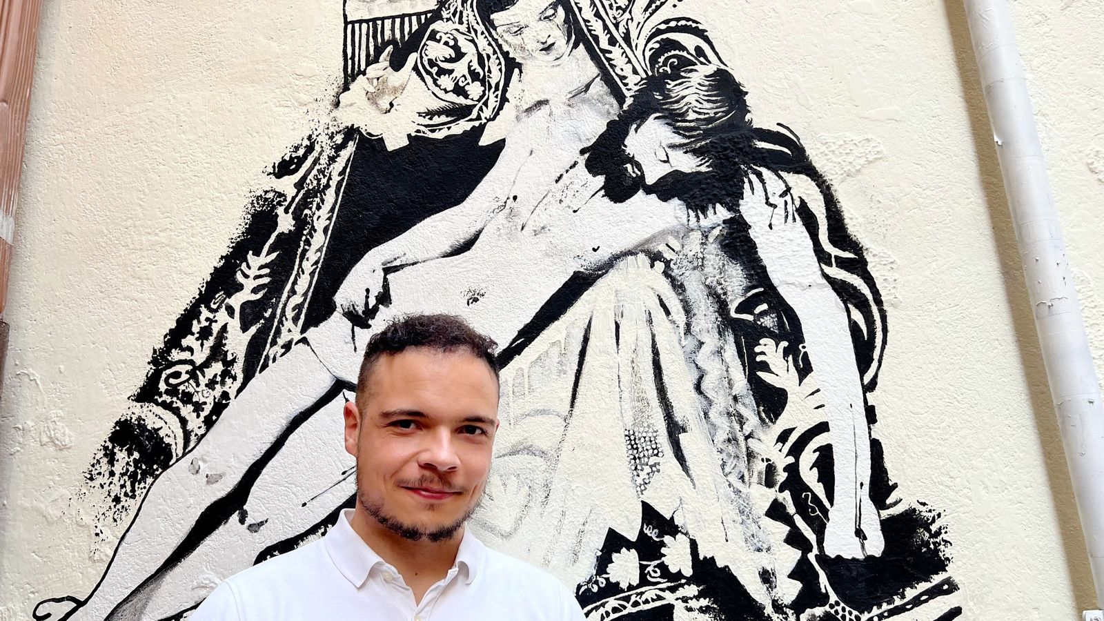 El artista zamorano Saúl Alijas pinta un nuevo mural de 'Zamora variopinta', dedicado a Nuestra Madre de las Angustias. ICAL.