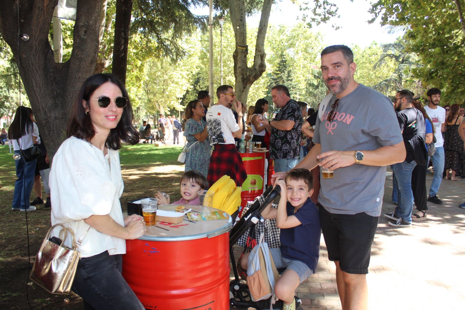 Ambiente en la Feria de Día en el mediodía de este sábado