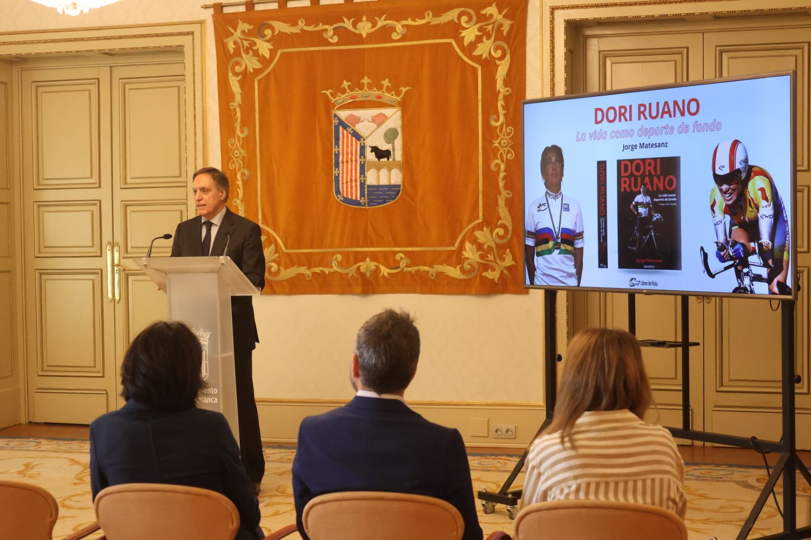 El alcalde de Salamanca, Carlos García Carbayo, y la exciclista Dori Ruano presentan el libro 'Dori Ruano, la vida como deporte de fondo'