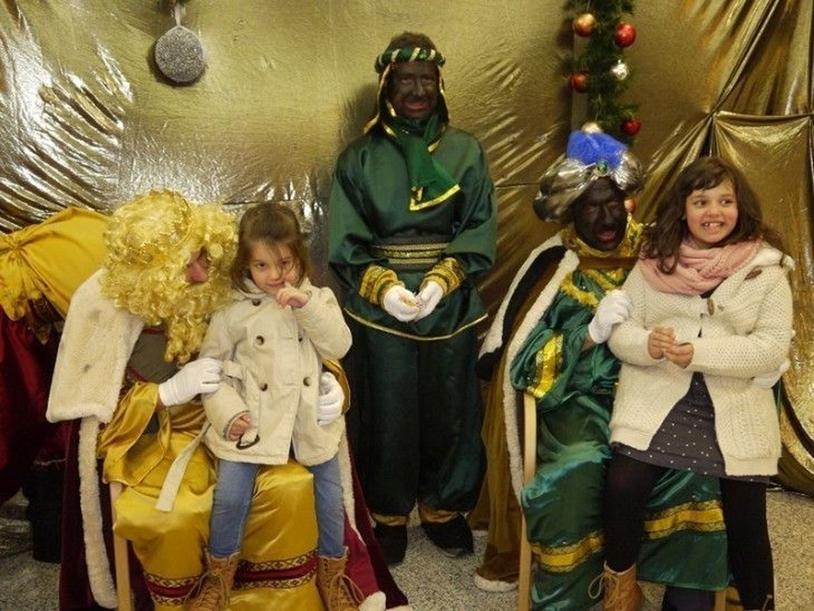 Los pequeños de la localidad reciben a los Reyes Magos