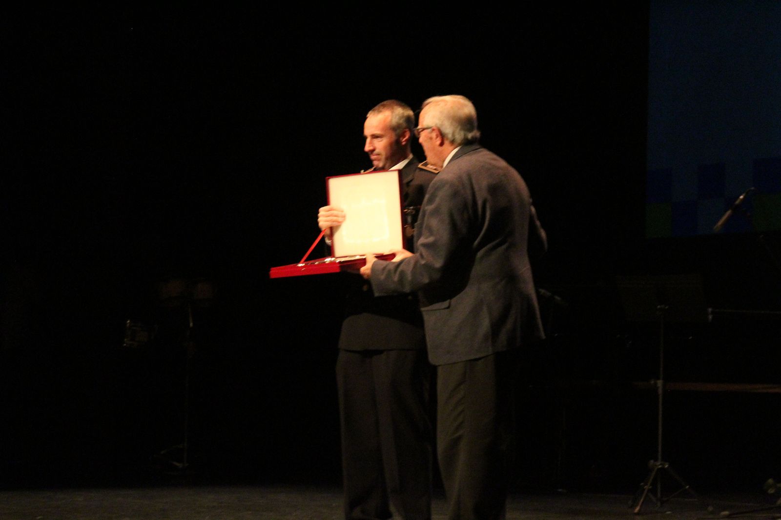 entrega-de-medallas-de-reconocimiento-a-la-policia-local-43
