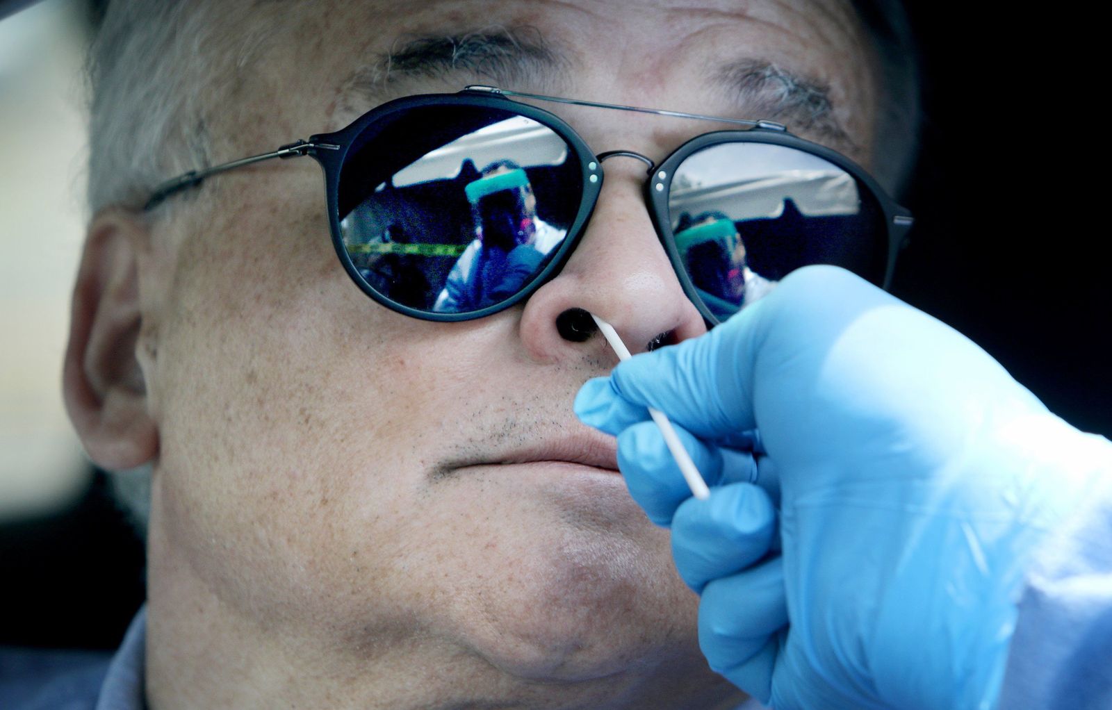 06 May 2020, US, Clearwater: A medic takes a swab from a man inside his car for a Coronavirus (Covid-19) test at the Community Health Center of Pinellas. Photo: Douglas R. Clifford/Tampa Bay Times vi