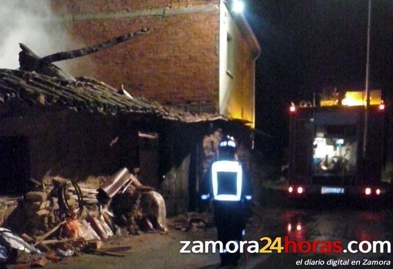 Un incendio en Villalverde de Justel pone en peligro pajares y viviendas