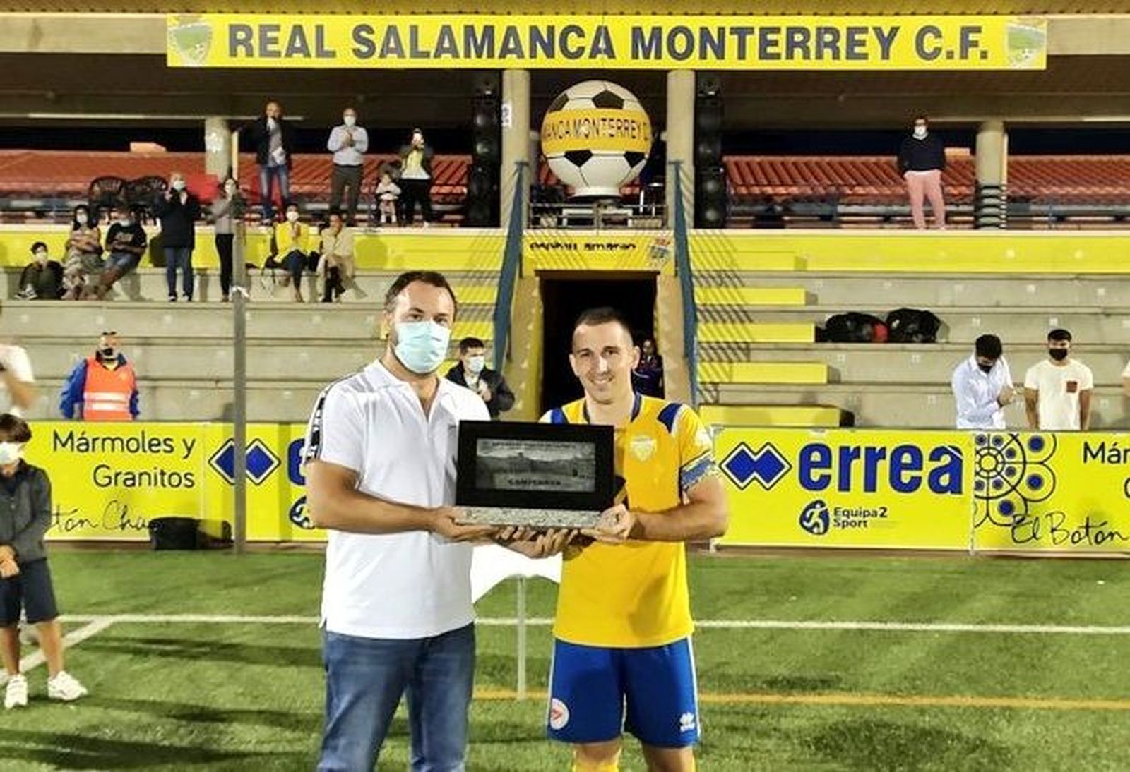 Entrega del trofeo Virgen de la Vega | Foto: Unionistas CF