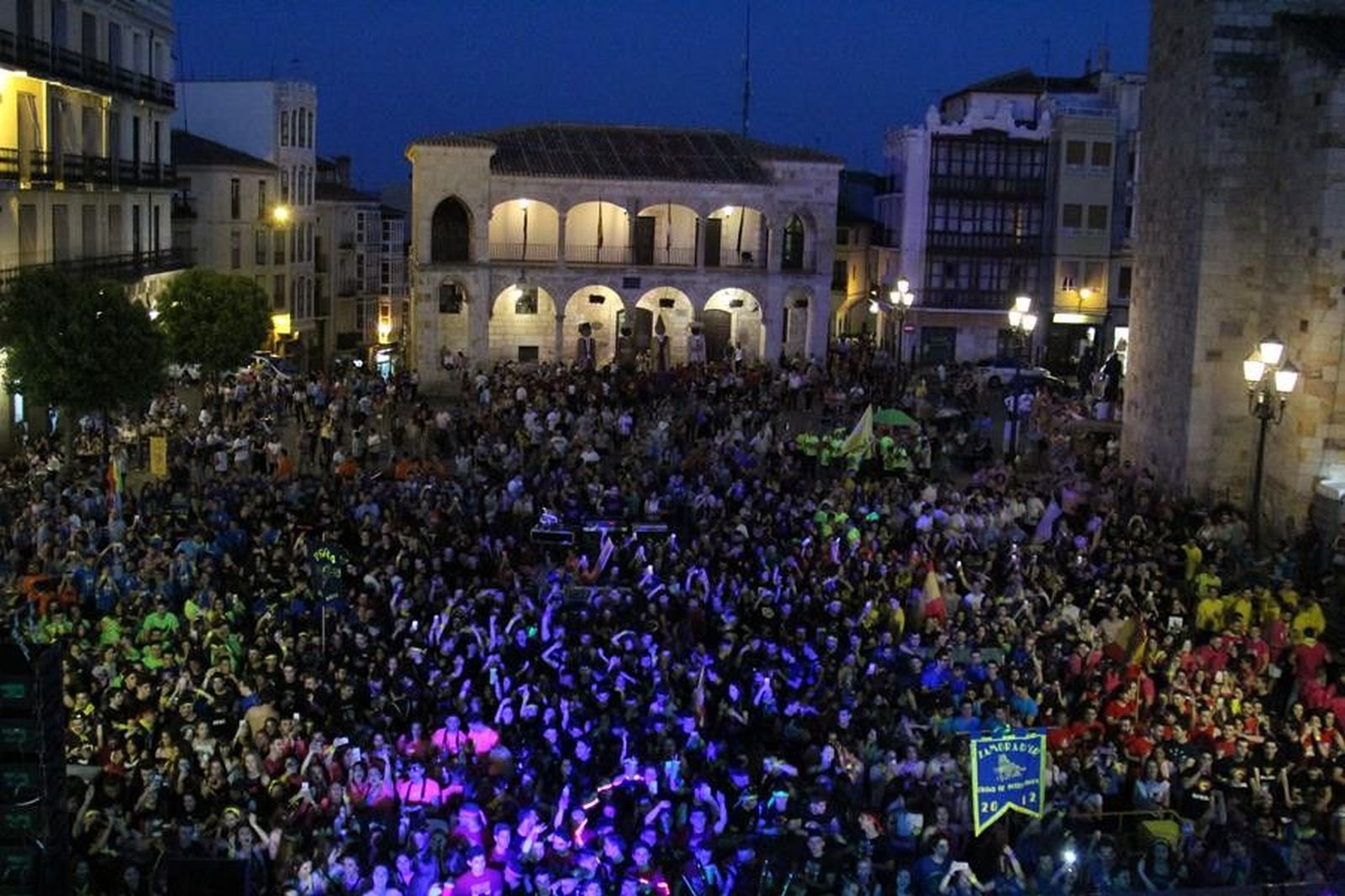 Una noche en la Plaza Mayor durante las fiestas de San Pedro. Archivo